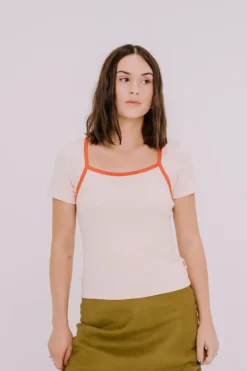 Annie - Juni Ribbed Contrast Tee - Vanilla/Ruby
